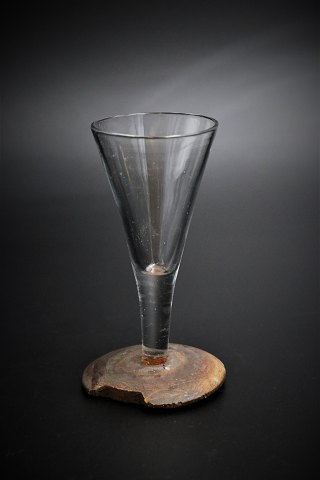 2 gamle svenske 1800 tals "Rakkerglas" 
med fod i træ og med fin gammel patina.
Nr.1 H:12.5cm. - Nr.2 H:11cm.