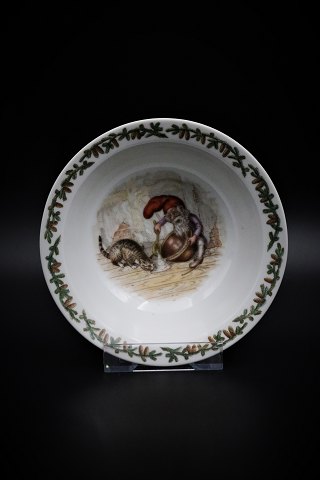 Royal Copenhagen Christmas porridge in porcelain with Christmas motif.
RC# 5/14198. 
H:5cm. Dia.:16cm.
