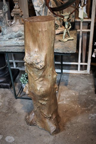 Pedestal in the form of an old decorative patinated tree trunk.
H:103cm. 
Dia .:bottom:33cm. Top:22cm.