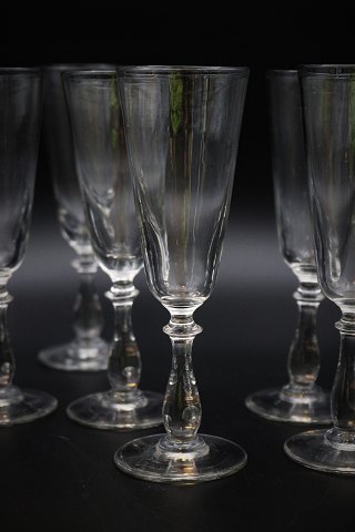 8 pcs. , fine old champagne flutes. 
H:17,5cm. Dia.:5,5cm. 
Sold only together !
