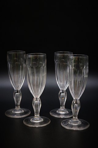 12 stk. , gamle champagne fløjter i krystalglas med klassisk slibning og fin fod. H:17cm. Dia.:4,8cm.