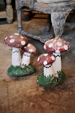 Old, decorative "Toadstools" in painted sandstone with a nice old patina. Height: 28cm.