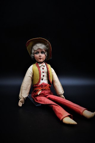 Gammel Boudoir dukke i stof med bemalet papmache ansigt.
Dukken har fint stof tøj og har en fin patina. 
Højde: 45cm.