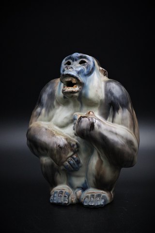 Arne Ingdam - (AJ Ingdam - Danmark) glaseret keramik figur af gorilla.Højde: 18cm.