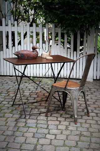 Old French café table in polished iron with a nice matte finish and a super nice 
patina. 
H:70cm. 
L&B: 88x48cm.
