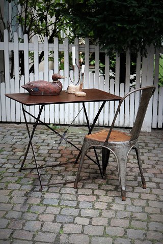 Gammelt fransk café bord i afpudset jern.
og står med flot mat finish 
og en super fin patina...