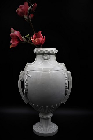 Dekorativ fransk 1800 tals vase / urne i hvid porcelæn med hanke og blomster dekorationer. Højde:  38cm...