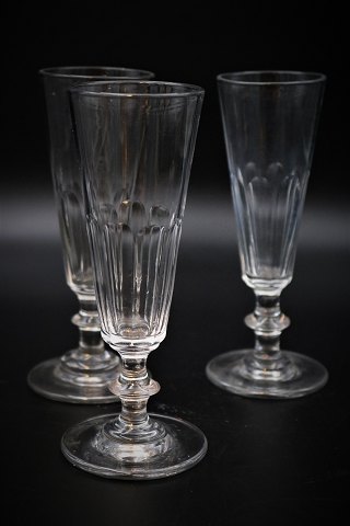 Gamle fransk champagne fløjter i krystalglas med fin fod og klassisk slibning. H:16,2cm. Dia.:5,8cm.(1 stk.)