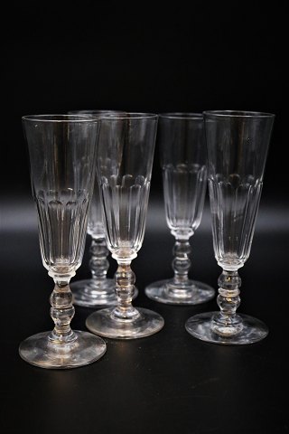 Gamle fransk champagne fløjter i krystalglas med fin fod og klassisk slibning. 
H:17,5cm. Dia.:5,5cm.
(5 stk.)