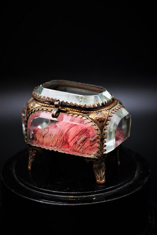 Old French jewelry box in bronze and faceted glass, silk pillow and a nice old 
patina. H:6,5cm. L&W: 7,5x5,5cm.