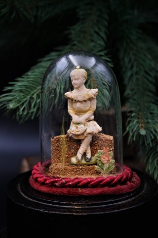 Decorative, old French glass globe, nicely decorated with little girl in the 
garden. 
Height: 11cm.