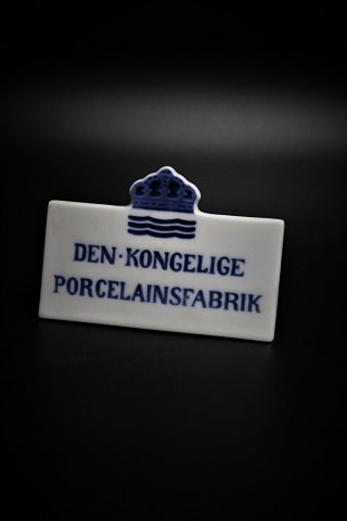 Royal Copenhagen forhandler skilt "Den Kongelige Porcelænsfabrik"H:6cm. L:9cm.