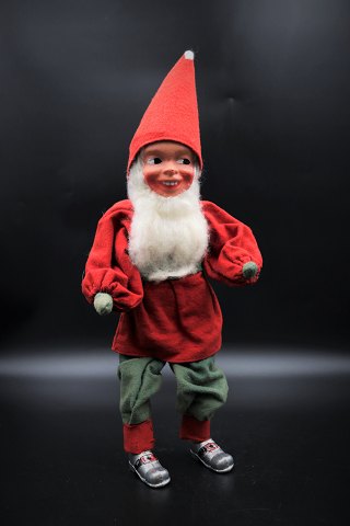 Gammel julenisse i filt tøj , ansigt i celluloid og bøjelige arme og ben samt 
sko i metal. H:42cm.
