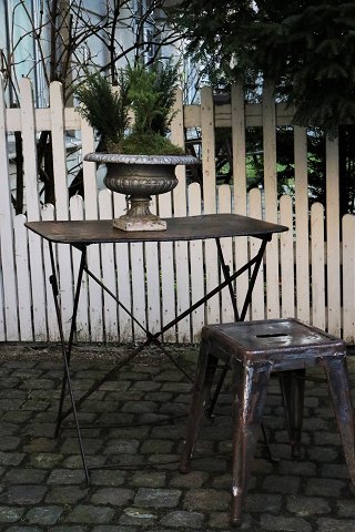 Gammelt fransk café bord i afpudset jern med en super flot mørk patina. ...H:70cm. L&B:70x48cm.