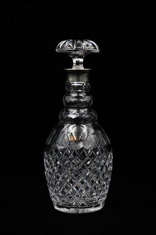 Fin gammel spiritus karaffel i glas med fine slibninger 
og sølvmontering. Stemplet. 
Højde: 29cm.