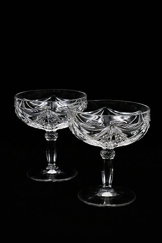 Nice old champagne bowl in pressed crystal glass with nice decoration.  (6 pcs available)