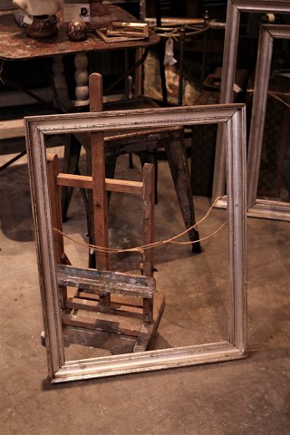 Antique French 1800 century wooden frame with original 
old silver plating and a really nice patina.
Outer dimensions: 66.5x52cm.