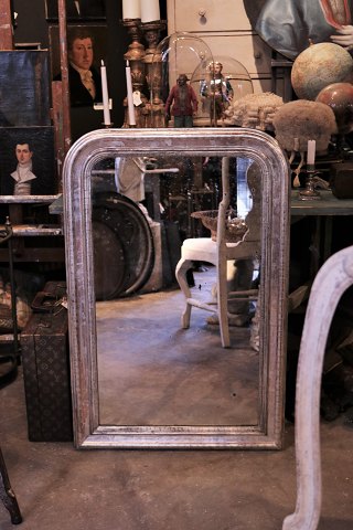Fransk 1800 tals (1860) Louis Philippe sølv kamin spejl 
med fin dekoreret ramme og originalt gammelt spejlglas.
H:99cm. B:65,5cm.