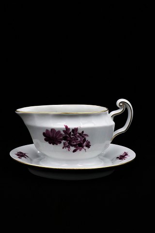 Rare Royal Copenhagen sauce bowl on solid base in Purple Flower-Edged with gold 
edge. H:11,5cm. L:21cm. 
RC#424/8534. 2.sort. (1870-90)