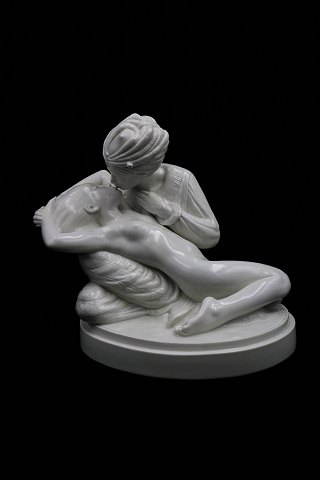 Royal Copenhagen, Gerhard Henning Figure of blac de chine porcelain of kissing 
couple.
RC# 1664. with Juliane mark. Height: 20.5cm.