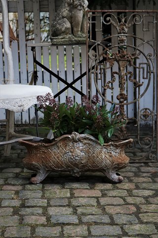 Large old French flowers jardiniere in iron with nice patina.
H:27cm. L:60cm. W:25cm.