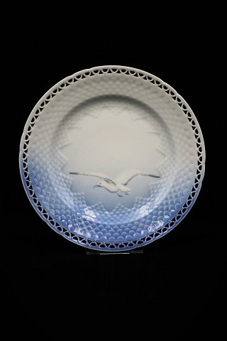 Bing & Grondahl Seagull dinningware, dinner plate with breakthrough edge. 
Dia.:25cm. B&G#325.5. 1.sort.
SOLD !