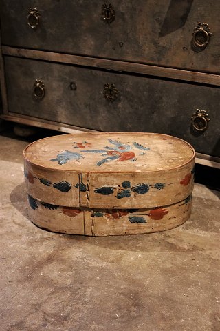 Swedish 1800 century oval wooden box with original paint 
with floral motif.
H:20cm. L&W:42x26cm.