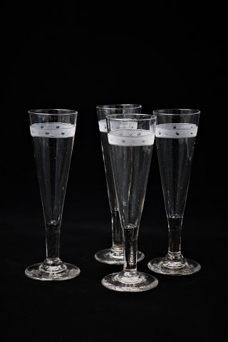 4 flotte , gamle mundblæste champagnefløjter med fin dekoration...(sælges kun samlet)