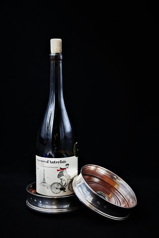 Gammel vincoaster i sølv (stemplet) med mahogni træbund.H:4cm. Dia.:13cm.