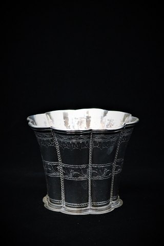 Large Margrethe d.In drinking cup in sterling silver.
H:10,8cm. Dia.:14,5cm. ...