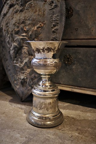 Stor antik , 1800 tals pokal vase på fod i fattigmandssølv dekoreret med 
bladranke og har en super flot patina...