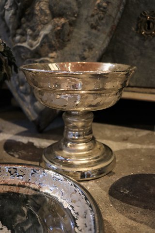Stor antik , 1800 tals skål på fod i fattigmandssølv dekoreret med bladranke og har en super flot patina...