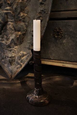 French 1800 century candlestick in twisted wrought iron 
with wooden base and really nice patina. 
Height: 19cm.