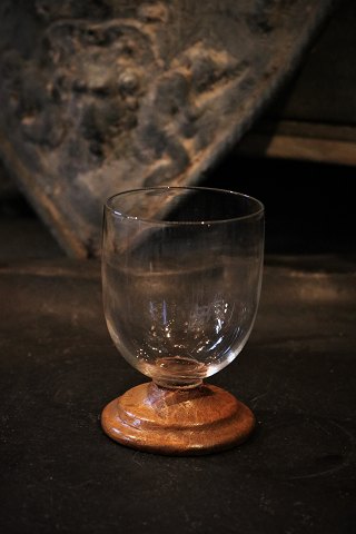 Gammelt svensk 1800 tals drikke glas monteret med træ fod....