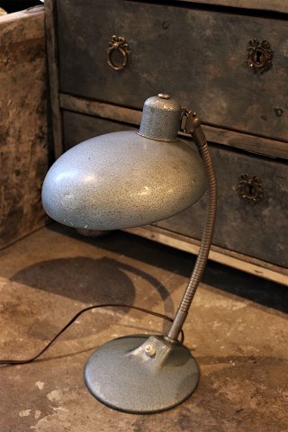 Gammel vintage / retro metal bordlampe med bøjelig arm i gråblå metallic farve med en fin patina....