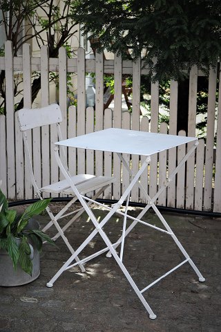 Old French square garden table in white painted iron with fine patina.
H:73cm. 52x52cm. Can be folded.