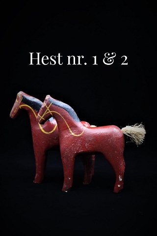 Dekorativ , lille udskåret træ hest med gammel bemaling og fin patina...