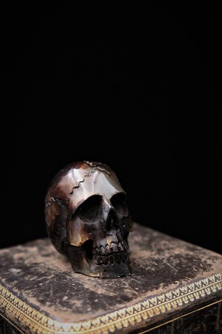 Old mini skull carved in brown / black bone. Height:3,5cm.