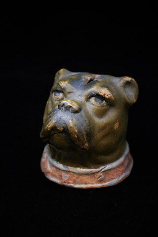 Gammel keramik sparrebøsse i form af hunde hovedmed gammel bemaling og fin patina. H:8,5cm. 8x8cm.