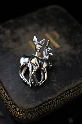 Old brooch in silver in the form of 2 small reindeer cubs. 3x2cm.