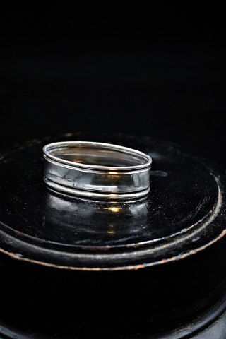 Gammel serviet ring i sølv , stemplet.
5x2,7cm.  
Brede 1,5cm.