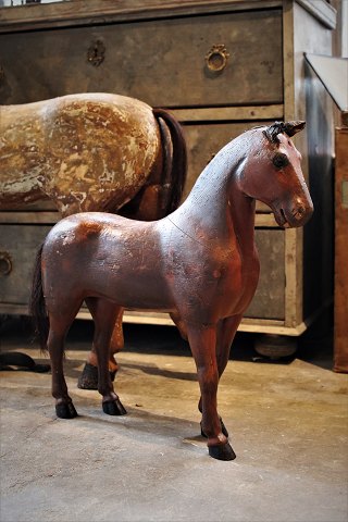Svensk 1800 tals hest i udskåret træ med original fin brun farve og med en super 
fin patina....