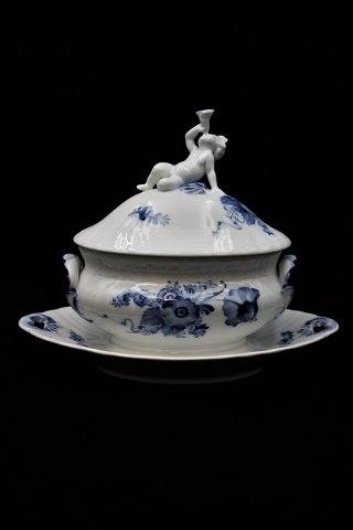 Royal Copenhagen Blå Blomst Svejfet oval sauceterrin på fast fad m/ putti på 
låget. Dekorations nummer: 10/1653. 1.sortering....