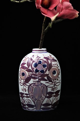 Aluminia Fajance Tenera vase med blomster motiv i lilla farver.Designet og signeret af Cari Kristensen.181/2878.