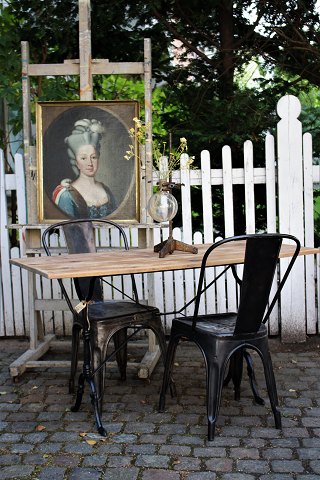 Gammelt fransk bistro bord med sort jern understel og gammel træplade...