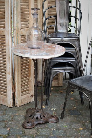 Gammelt fransk café bord med fin støbejerns fod og marmorplade på toppen...