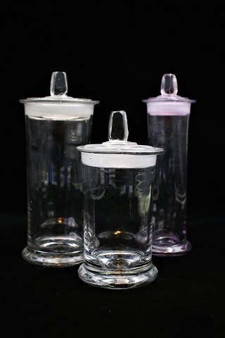 Dekorative , gamle mundblæste opbevarings glas med låg 
fra Holmegårds glasværk....