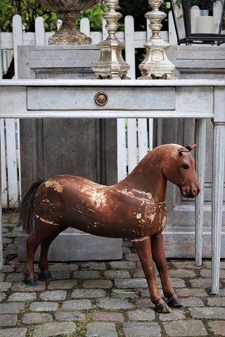 Svensk 1800 tals hest i udskåret træ med original brun farve og med en super fin patina...