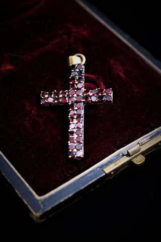 Antique pendant in the form of a crucifix with beautiful red garnets...