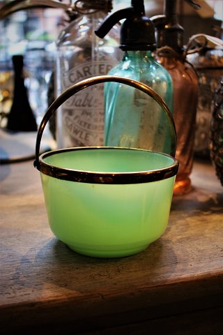 Gammel kandisskål i grønt opaline glas med messing hank...